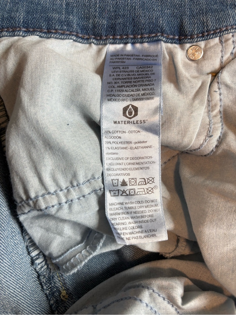 Signature by Levi Strauss Light Blue Cropped Jeans - Picture 5 of 8
